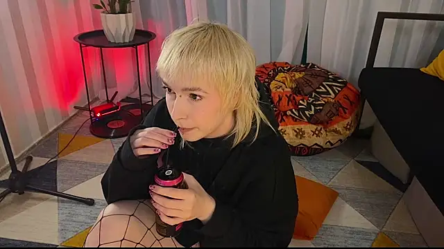 Snapshot of EmmyAmbros chatting on 05-13-26, 08:27 EmmyAmbros online show from 05-13-26, 08:27