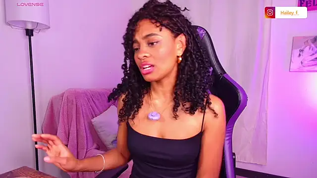 Snapshot of Heily_Fox chatting on 03-22-25, 09:45 Heily Fox online show from 03-22-25, 09:45