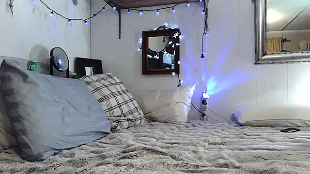 Snapshot of Genevieve143 chatting on 12-13-25, 08:04 Genevieve143 online show from 12-13-25, 08:04