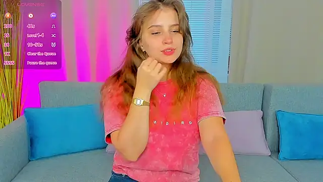 Snapshot of MilaDreamer chatting on 10-18-25, 06:37 MilaDreamer online show from 10-18-25, 06:37