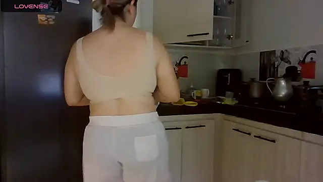 Snapshot of saramartinez1000 chatting on 02-17-26, 05:30 saramartinez1000 online show from 02-17-26, 05:30