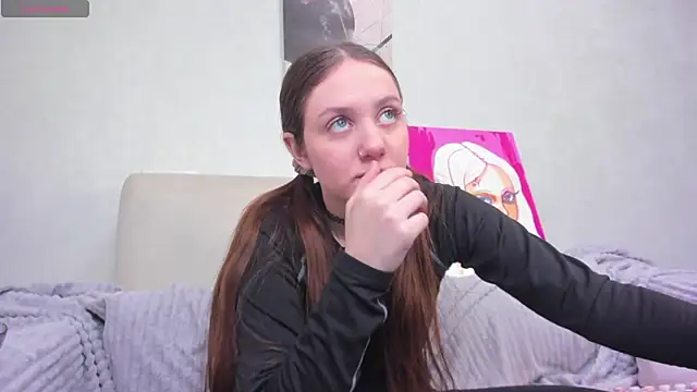 Snapshot of Kvetachka chatting on 12-20-24, 04:20 Kvetachka online show from 12-20-24, 04:20