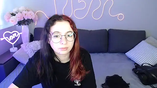 Mini Diva online show from 11-19-25, 09:09