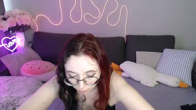 Snapshot of Mini_Diva chatting on 06-27-26, 12:33 Mini Diva online show from 06-27-26, 12:33