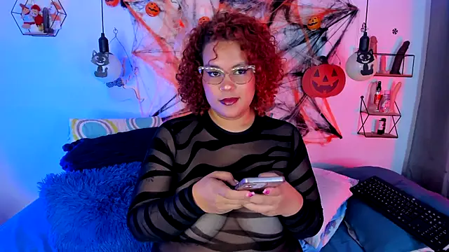 Snapshot of monicabbw_ chatting on 10-25-25, 01:02 monicabbw online show from 10-25-25, 01:02