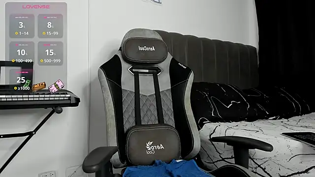 Snapshot of Aron_Dark chatting on 01-12-25, 02:19 Aron Dark online show from 01-12-25, 02:19