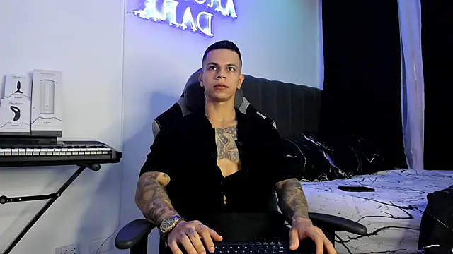 Snapshot of Aron_Dark chatting on 01-25-25, 10:18 Aron Dark online show from 01-25-25, 10:18