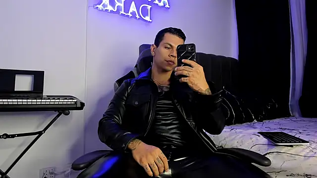 Snapshot of Aron_Dark chatting on 02-13-25, 11:04 Aron Dark online show from 02-13-25, 11:04