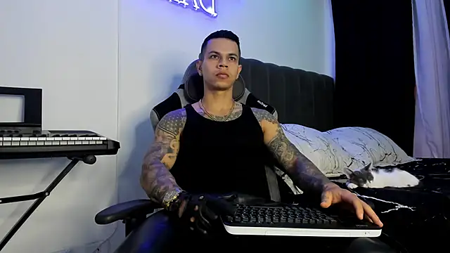 Snapshot of Aron_Dark chatting on 02-22-25, 12:40 Aron Dark online show from 02-22-25, 12:40