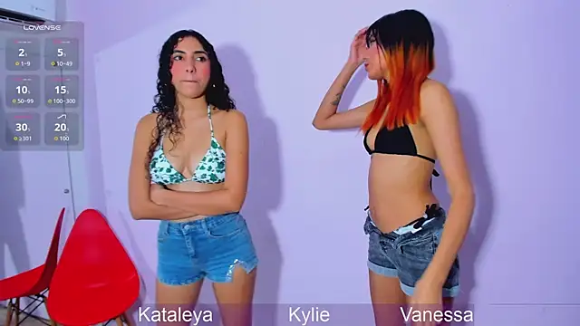 Snapshot of Wetnaughtygirls chatting on 10-17-25, 01:31 Wetnaughtygirls online show from 10-17-25, 01:31