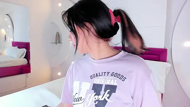 Snapshot of AliceHanz chatting on 02-23-25, 04:17 AliceHanz online show from 02-23-25, 04:17