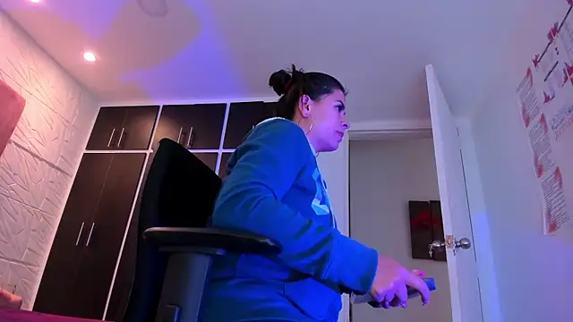 Charlotte Ice1 online show from 02-12-25, 05:16