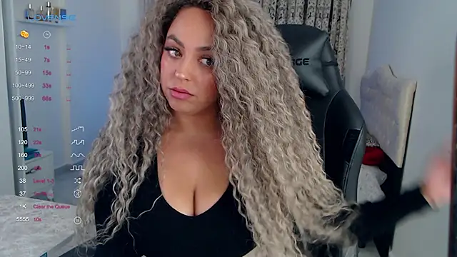 Snapshot of _Just_a_queen_3 chatting on 10-14-25, 01:01 Just a queen 3 online show from 10-14-25, 01:01