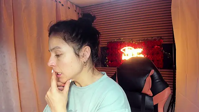 Snapshot of rosse_2504 chatting on 10-17-25, 05:37 rosse 2504 online show from 10-17-25, 05:37