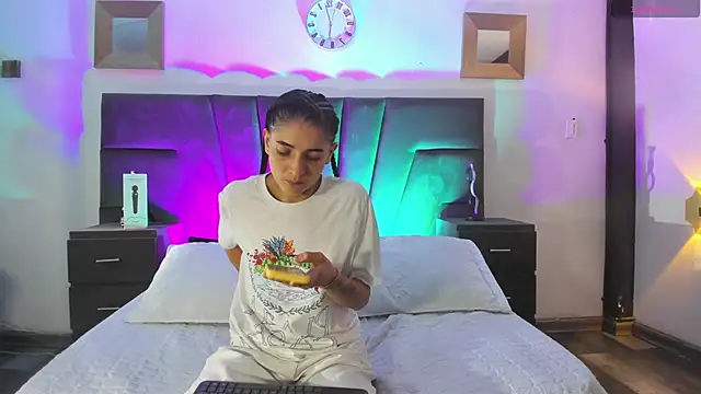 Snapshot of AndreaAndKarina chatting on 12-14-24, 06:20 AndreaAndKarina online show from 12-14-24, 06:20