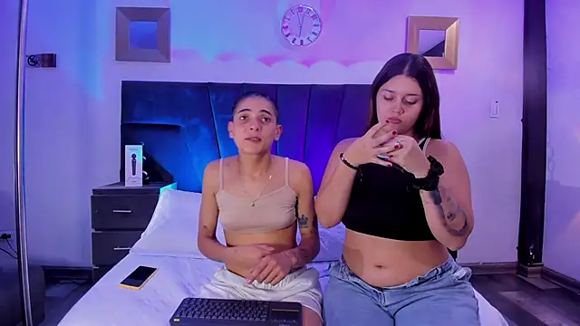 Snapshot of AndreaAndKarina chatting on 12-19-24, 05:18 AndreaAndKarina online show from 12-19-24, 05:18