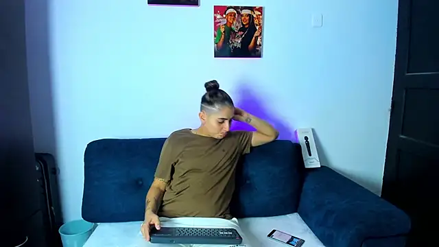 Snapshot of AndreaAndKarina chatting on 09-29-25, 08:57 AndreaAndKarina online show from 09-29-25, 08:57