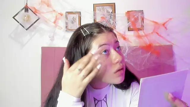 Snapshot of GENNESIS_LOVE chatting on 10-17-25, 02:04 GENNESIS LOVE online show from 10-17-25, 02:04