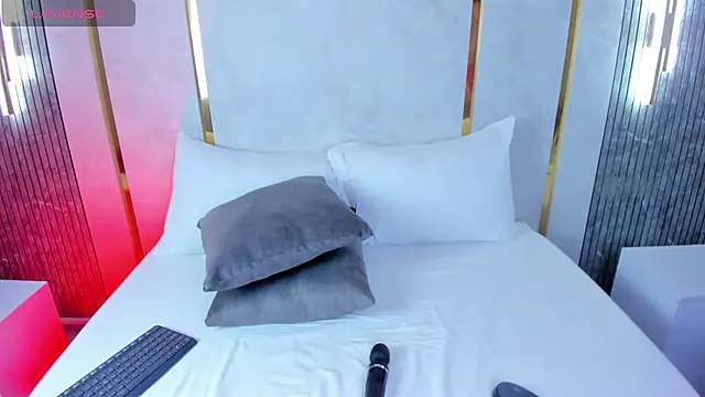 amor smith  online show from 11-28-25, 03:09