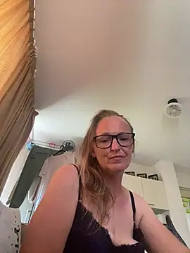 KikiDenhaag online show from 07-17-26, 11:39
