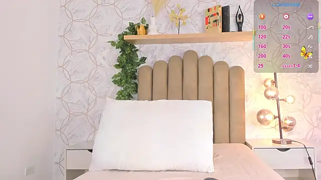 Snapshot of Roma__love chatting on 10-16-25, 11:55 Roma love online show from 10-16-25, 11:55