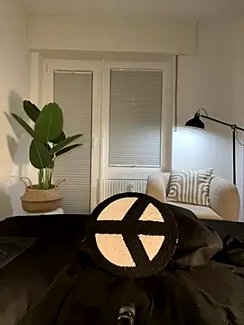 Lena Blom online show from 12-17-25, 08:15