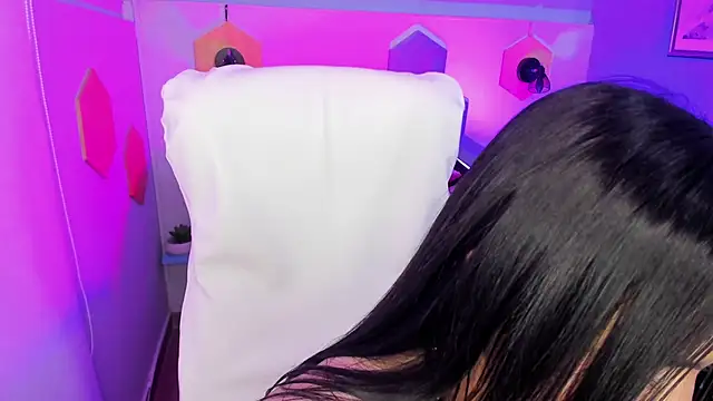 Hanna  Becker  online show from 01-21-25, 07:04