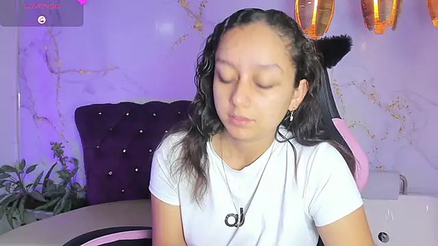 Snapshot of katy_sweet19 chatting on 06-19-26, 10:30 katy sweet19 online show from 06-19-26, 10:30