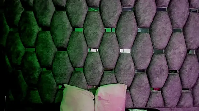 Snapshot of Aurora_18 chatting on 11-21-25, 02:38 Aurora 18 online show from 11-21-25, 02:38