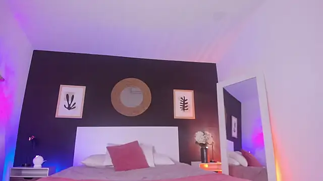 Snapshot of VioletPaket chatting on 09-21-25, 01:24 VioletPaket online show from 09-21-25, 01:24