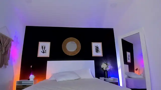 Snapshot of VioletPaket chatting on 10-21-25, 12:17 VioletPaket online show from 10-21-25, 12:17