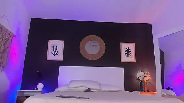 Snapshot of VioletPaket chatting on 10-22-25, 11:43 VioletPaket online show from 10-22-25, 11:43