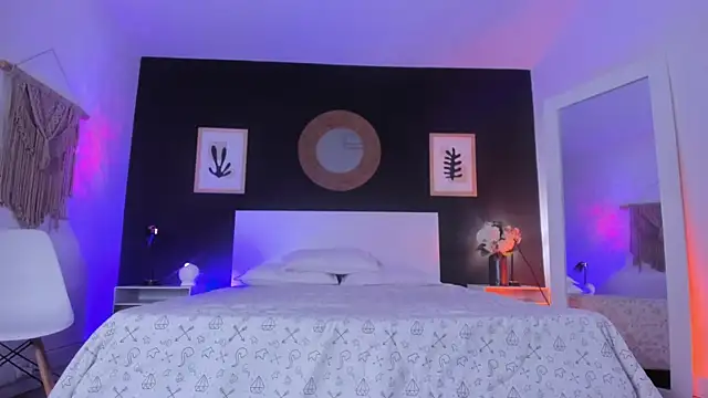 Snapshot of VioletPaket chatting on 10-28-25, 11:36 VioletPaket online show from 10-28-25, 11:36