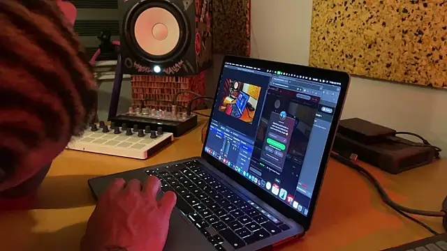 Snapshot of kameray12 chatting on 03-11-25, 06:19 kameray12 online show from 03-11-25, 06:19