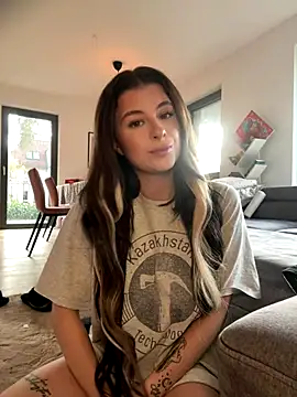 Mia-Minou online show from 11-25-25, 12:38