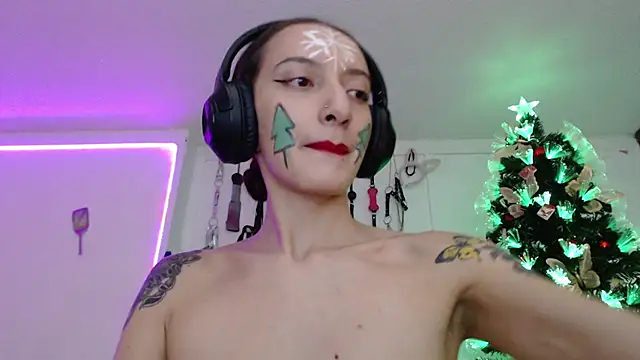 Snapshot of Eloise-brown chatting on 12-16-24, 11:39 Eloise-brown online show from 12-16-24, 11:39