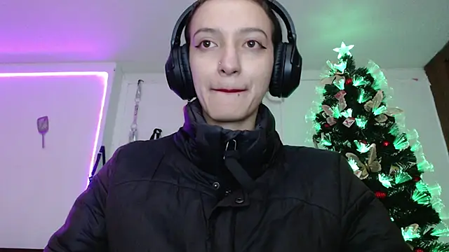 Snapshot of Eloise-brown chatting on 12-18-24, 12:54 Eloise-brown online show from 12-18-24, 12:54