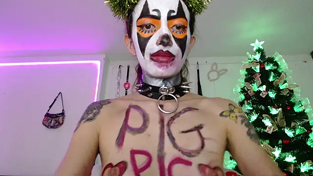 Snapshot of Eloise-brown chatting on 12-24-24, 10:39 Eloise-brown online show from 12-24-24, 10:39