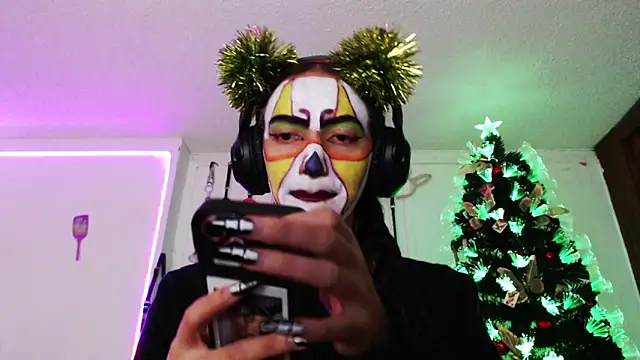 Snapshot of Eloise-brown chatting on 12-28-24, 08:58 Eloise-brown online show from 12-28-24, 08:58