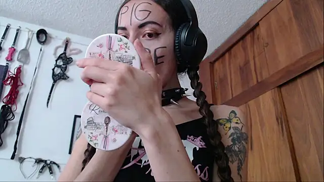 Snapshot of Eloise-brown chatting on 01-20-25, 09:32 Eloise-brown online show from 01-20-25, 09:32