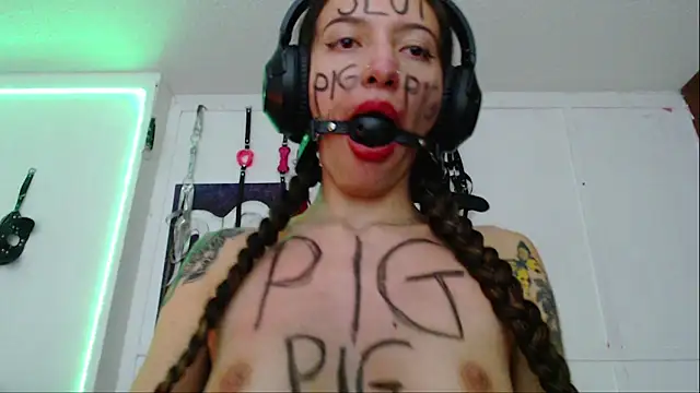 Snapshot of Eloise-brown chatting on 01-24-25, 12:42 Eloise-brown online show from 01-24-25, 12:42