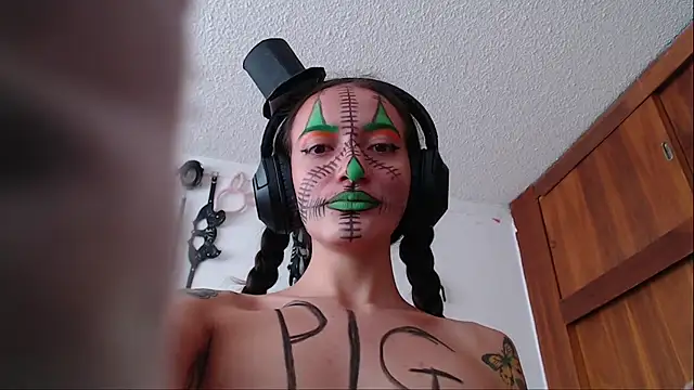 Snapshot of Eloise-brown chatting on 02-01-25, 08:47 Eloise-brown online show from 02-01-25, 08:47