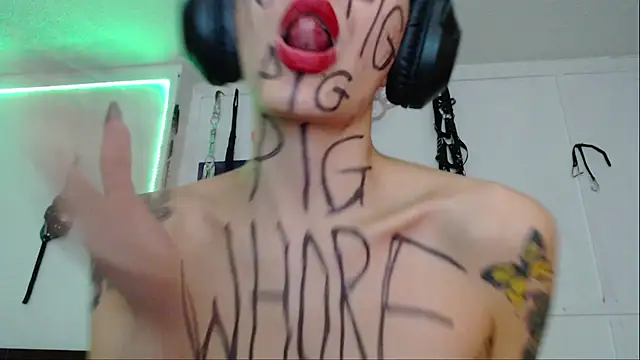 Snapshot of Eloise-brown chatting on 02-18-25, 01:21 Eloise-brown online show from 02-18-25, 01:21