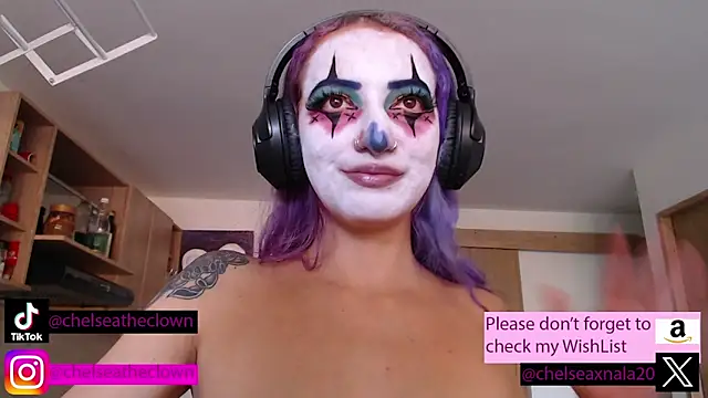 Snapshot of Eloise-brown chatting on 10-27-25, 08:35 Eloise-brown online show from 10-27-25, 08:35