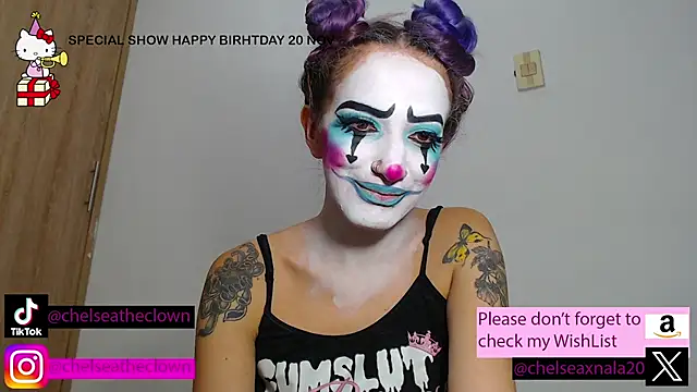 Snapshot of Eloise-brown chatting on 11-17-25, 08:03 Eloise-brown online show from 11-17-25, 08:03