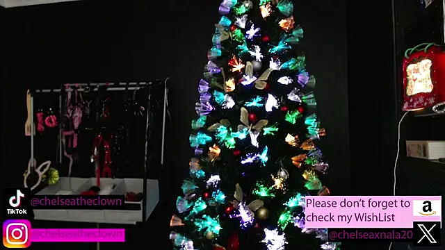 Snapshot of Eloise-brown chatting on 11-29-25, 06:16 Eloise-brown online show from 11-29-25, 06:16