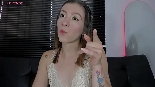 Snapshot of roxanne_jones1 chatting on 04-22-26, 09:27 roxanne jones1 online show from 04-22-26, 09:27