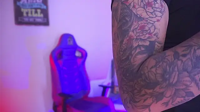 Snapshot of madelyn_rose_ chatting on 11-28-25, 01:41 madelyn rose online show from 11-28-25, 01:41