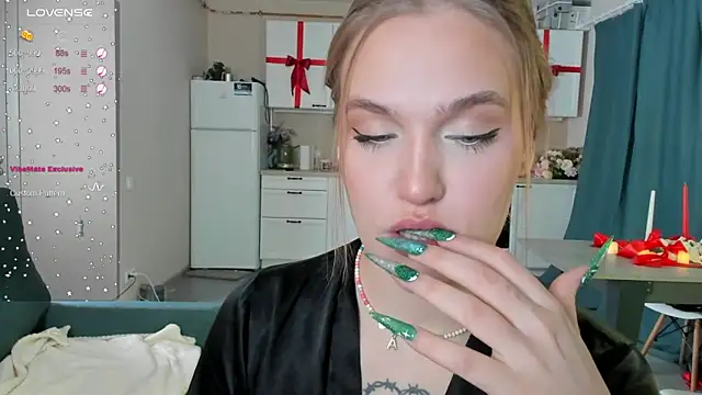 Snapshot of CarolineLovers chatting on 12-24-24, 02:21 CarolineLovers online show from 12-24-24, 02:21