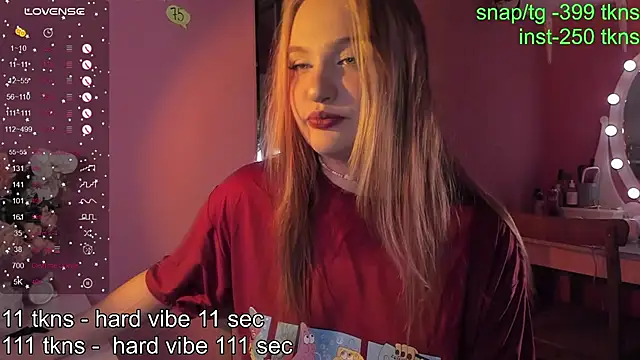 Snapshot of CarolineLovers chatting on 11-27-25, 09:28 CarolineLovers online show from 11-27-25, 09:28